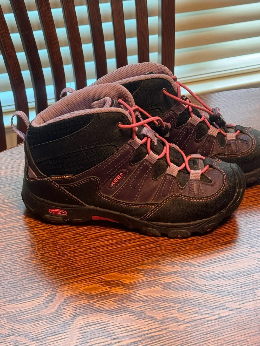 KEEN Kids' Pagosa Mid Waterproof Hiking Boots Size US 2 Girls Purple camping